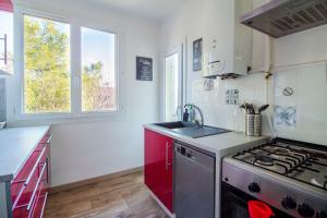 Virtuvė arba virtuvėlė apgyvendinimo įstaigoje T3 Calme Balcon Climatisation et Parking gratuit - Netflix - Stade Vélodrome
