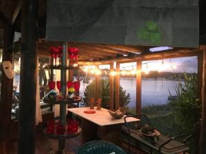 Ein Restaurant oder anderes Speiselokal in der Unterkunft Casa Praia - Toquinho, Piscina, Área de Laser. 