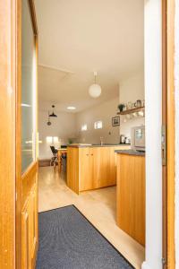 uma cozinha com armários de madeira e uma bancada em Spacious modern one bedroom apartment em Galway