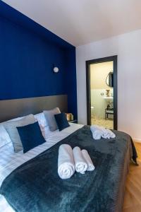 una camera da letto con un grande letto con asciugamani di Doron Living Bari a Bari
