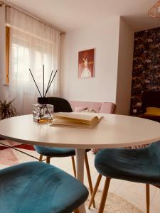 sala de estar con mesa y sillas en Felci Blu Milan B&B Metro Verde, en Milán