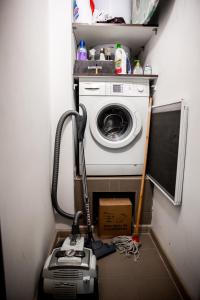 - Lavadora y secadora en una habitación pequeña en Center Home Apartment, en Chişinău