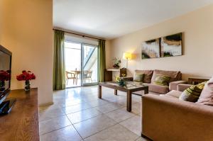Телевизор и/или развлекательный центр в El Plantío Golf Resort