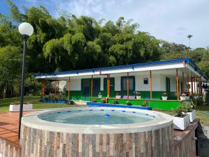 萨兰托Macondo casa café的一栋前面有游泳池的房子