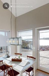 Forland的住宿－Fjordcabin Panoramic view Near Bergen，一间配备有白色桌椅的用餐室