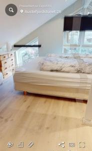 um quarto com uma cama e piso em madeira em Fjordcabin Panoramic view Near Bergen em Forland