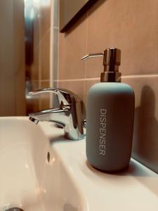 una botella de jabón en el lavabo del baño en Felci Blu Milan B&B Metro Verde, en Milán