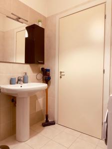 baño con lavabo y puerta en Felci Blu Milan B&B Metro Verde, en Milán