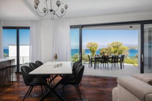 Un comedor con vista al mar en HADRIE LUXURY RESORT AND VILLAS ROVA c, en Vantačići