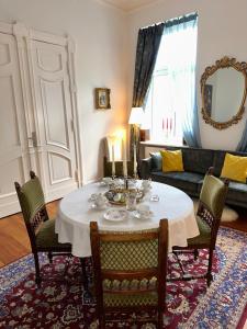 sala de estar con mesa y sofá en Roam Sweet Roam - private Zimmervermietung, en Rostock