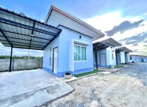 una casa azul con techo en Rim Suan Resort, en Satun
