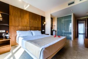 Кровать или кровати в номере El Plantío Golf Resort