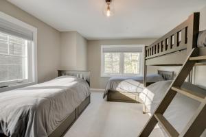 una camera con due letti e una scala di Spacious Conway Retreat Less Than half Mi to Ski Resort! a Conway