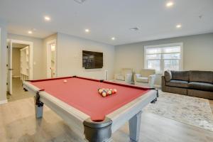 Posezení v ubytování Spacious Conway Vacation Rental with Pool Table