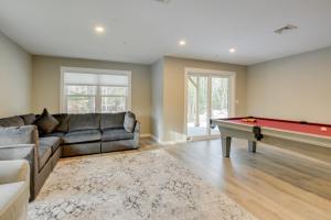 Posezení v ubytování Spacious Conway Vacation Rental with Pool Table