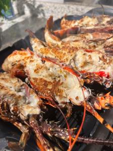 een groep kreeften die op een grill koken bij Locanda Ariramba in Santa Cruz Cabrália