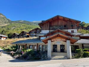a building on the side of a mountain at Appartement chaleureux au ski avec piscine in Orelle