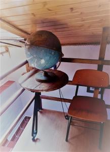 un globo en una mesa junto a una silla en Jinoba25, en Castillo de Bayuela