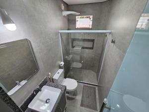 małą łazienkę z toaletą i umywalką w obiekcie HETH House w mieście Valença