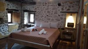 ein Schlafzimmer mit einem Bett mit Handtüchern darauf in der Unterkunft Neromilos Monastiraki Vonitsas in Monastirákion
