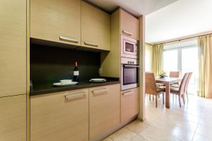 Кухня или мини-кухня в El Plantío Golf Resort
