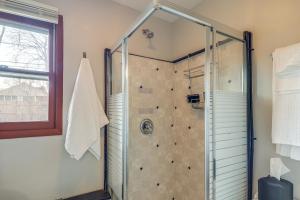 La salle de bains est pourvue d'une douche avec une porte en verre. dans l'établissement Quaint Homewood Haven about 1 Mi to Metra Station!, à Homewood