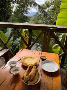 a table with two plates of bananas and a pie at Zoo si homestay in Sa Pa