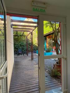 een open deur naar een patio met een terras bij Hostel Che Viajero in Villa Gesell