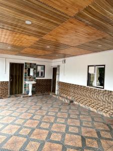 Habitación vacía con techo de madera y lavamanos en MEHTA MANSION en Bhadarwāh