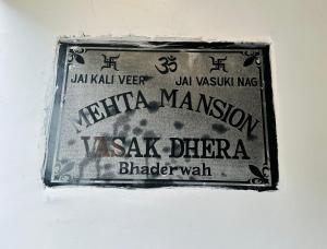 un cartel en una pared que lee vesta manolisazaDirector Blackwalk en MEHTA MANSION en Bhadarwāh