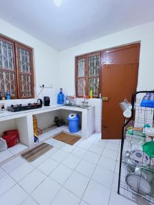 Кухня или мини-кухня в Rafiki Guest House
