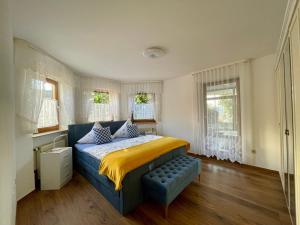 sypialnia z dużym łóżkiem i żółtym kocem w obiekcie Pension Höchemer w mieście Bad Bocklet