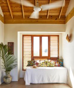 ein Schlafzimmer mit einem Sofa und einem Fenster in der Unterkunft Jakes Hotel in Treasure Beach