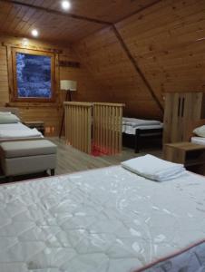 Postel nebo postele na pokoji v ubytování Brvnare Kušići