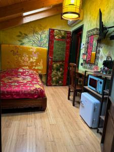 ミラノにあるVilla Vietnamonamourのベッド1台、テーブル、電子レンジが備わる客室です。