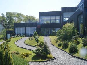 a building with a garden in front of it at La résidence de la Villa Quartz in Varengeville-sur-Mer