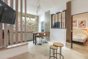 a living room with a table and two stools at NEW Gorgeous Flat-Central Area in Paris