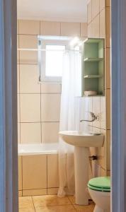 a bathroom with a sink and a tub and a toilet at Cozy Cluj-Napoca apartment in a quiet area in Cluj-Napoca