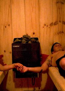un hombre tendido en una bañera al lado de un cpu en Refugio Zen Spa en 