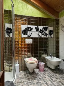 y baño con aseo y lavamanos. en Villa Vietnamonamour, en Milán