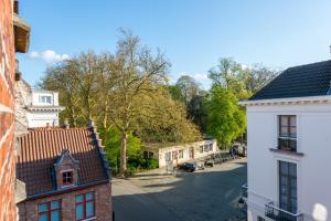 een luchtzicht op een straat in een stad bij Well Thirteen by Romy&Travis in Brugge