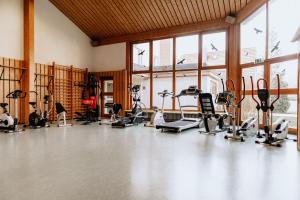 un gimnasio con un montón de equipos de ejercicio en una habitación en Ferienwohnung am Kurpark en Bad Lauterberg