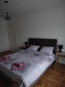- une chambre avec un lit et 2 serviettes dans l'établissement Apartman Petra, à Niš