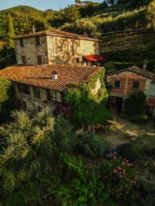 een luchtfoto van een huis in een dorp bij L'Orto dei Bruchi in Collodi