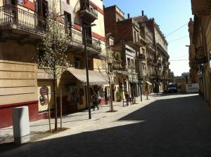 uma rua vazia numa cidade com edifícios em Studio by Sants Market em Barcelona