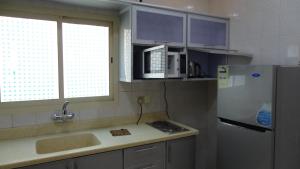 منازل لينة Manazel Lina في الهفوف: مطبخ مع مغسلة وثلاجة