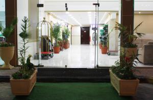 een lobby met potplanten in een gebouw bij شقة خاصة-Manazil Lina-Private apartment in Al Hofuf
