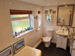 Gallery image of Modern bungalow with private swimming pool in Maidenhead +8 photos