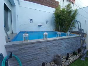 una piscina nel cortile di una casa di VUT Al-Bayassi a Baeza