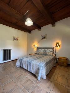 a bedroom with a bed and a wooden ceiling at B&B Podere Legnotorto in Castel del Piano